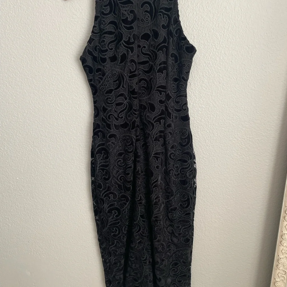 Donna Karan Embroidered Sleeveless Sheath
Dress - Picture 3 of 11